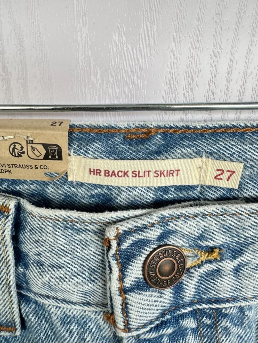 ⭐Levis High-Rise Back Slit Denim Skirt 27 Light Wash Button & Zipper Closure New